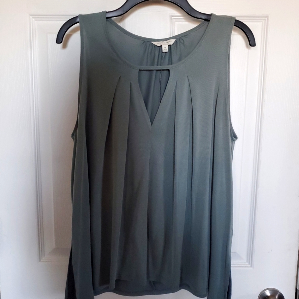 Sea foam sleeveless flowey top